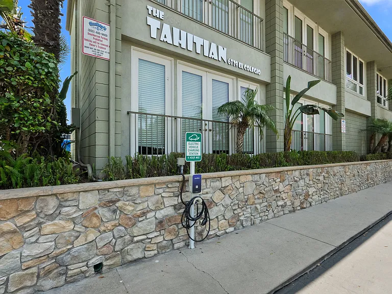 The Tahitian Apartments — Photo 4