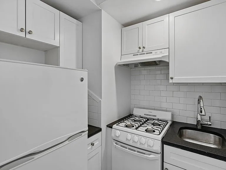 160 W 71st St #9D — Photo 6