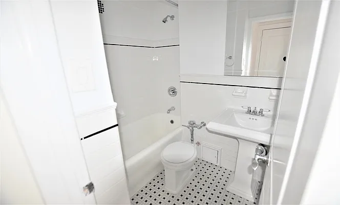 Rented by Manhattan Realty Group | media 8