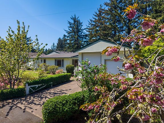 5th image of 440 NE Edgecliff Dr