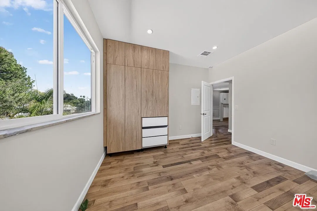2 bed, 2.0 bath, 889 sqft, $2,950 — Photo 2