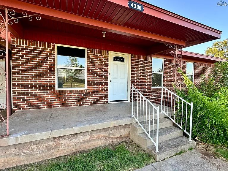 4300 Phillips Dr — Photo 2