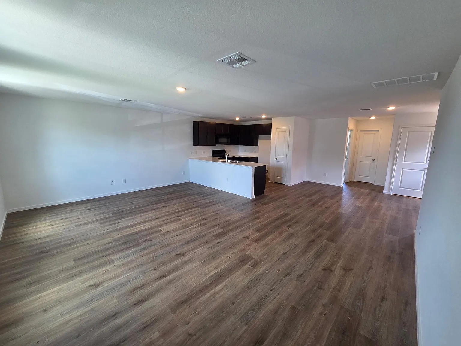4 bed, 2.5 bath, 1879 sqft, $1,900 — Photo 4