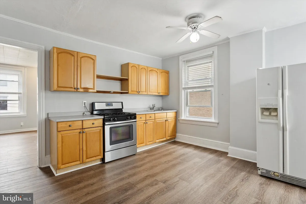 Building Photo - 192 Dupont St #2