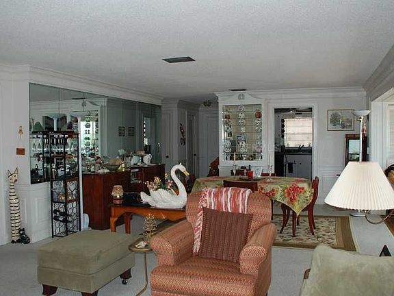 3rd image of 139 Bluff View Dr APT 211