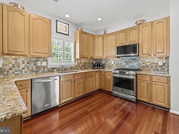 3rd image of 46310 Summerhill Pl