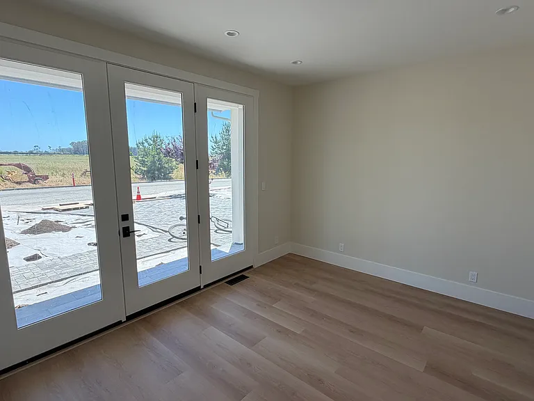 565 Seymour St — Photo 7