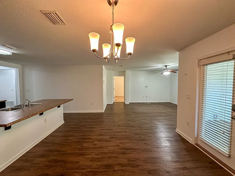 2123 Waltham St — Photo 5