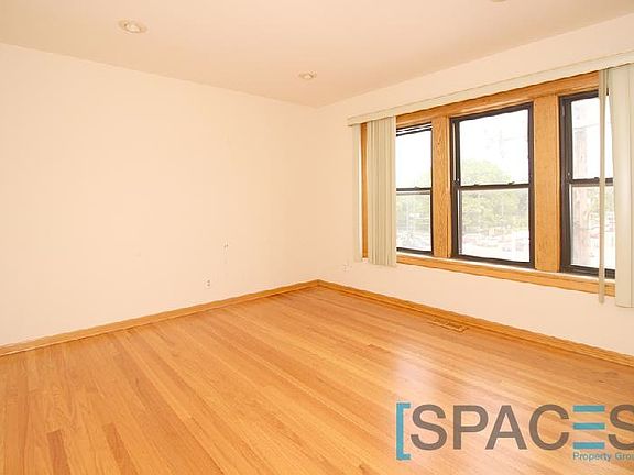 5th image of 2415 W Montrose Ave APT 2