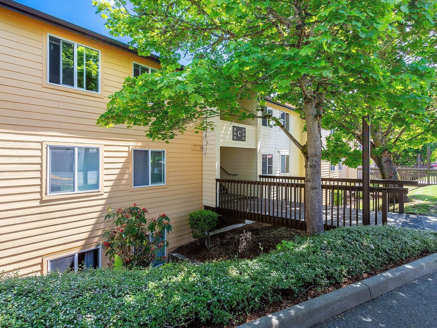 Lawn Courte Apartments at 2802 N. Narrows Drive, Tacoma, WA 98407 — Photo 2