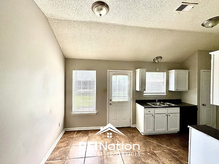 3 bed, 2.0 bath, 1016 sqft, $1,295 — Photo 4