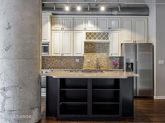 4th image of 360 W Illinois St APT 4D