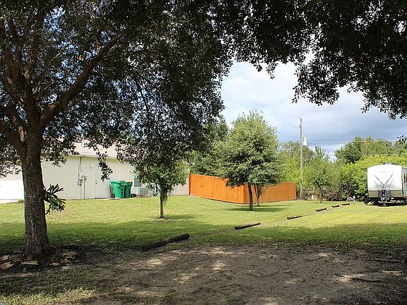 5th image of 10456 Vanessa Ave