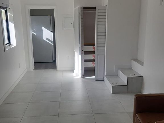 4th image of 335 W 60th St #A