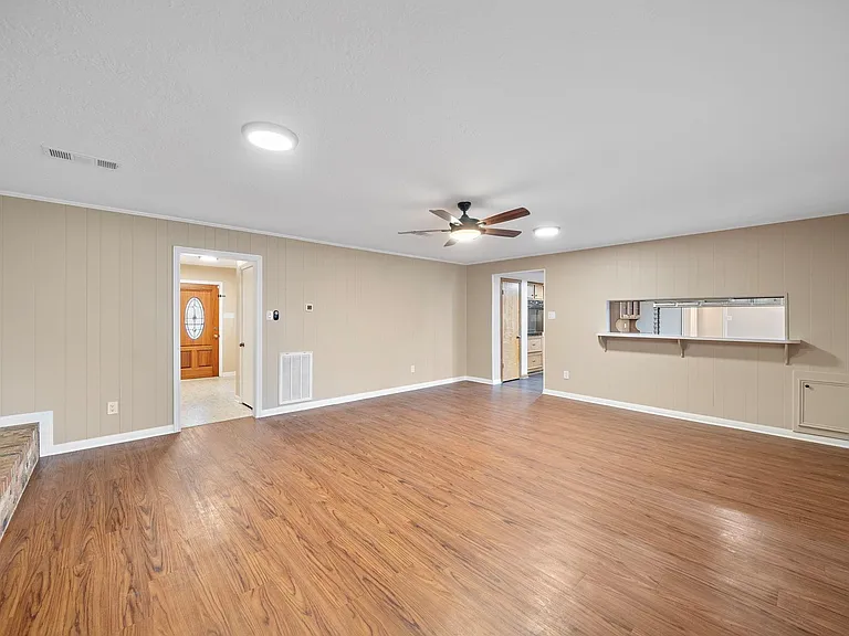 1104 Hillcrest Dr — Photo 4