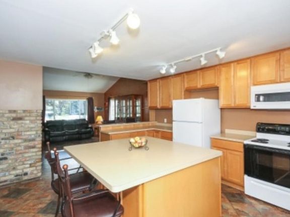Look at the space to have breakfast at this center island!!