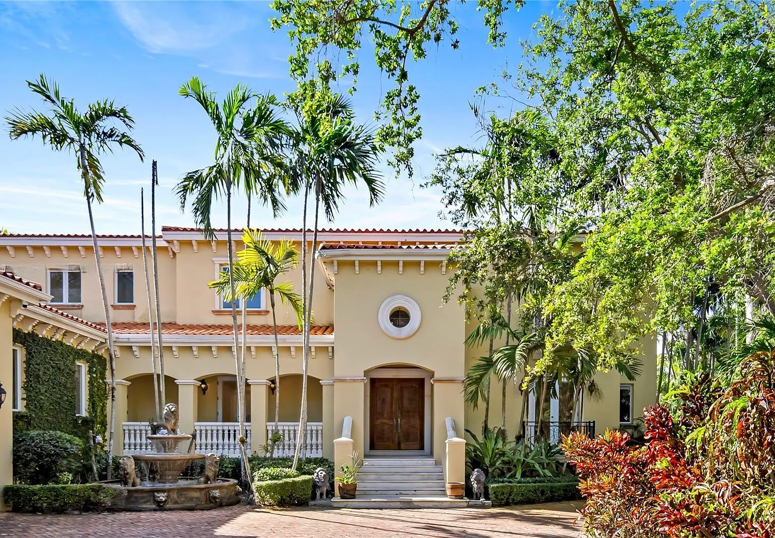 6 bed, 6.5 bath, 5922 sqft, $27,000 — Photo 3