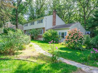 8 Canterbury Rd, Clifton Park, NY 12065