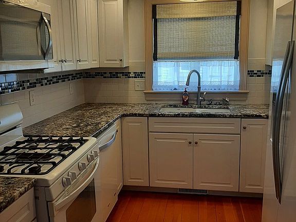 3rd image of 301 Illinois St Unit 1