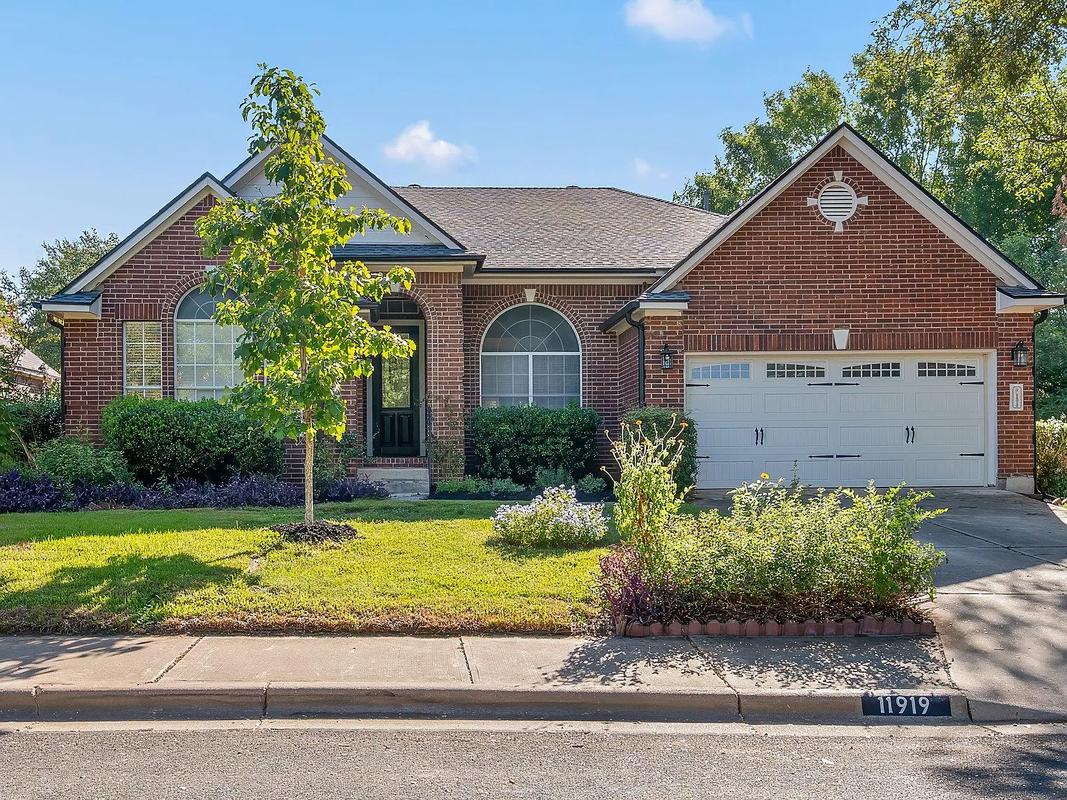 4 bed, 2.0 bath, 2567 sqft, $3,200 — Photo 1