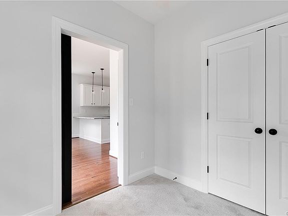 5th image of 2925 Garland Ave