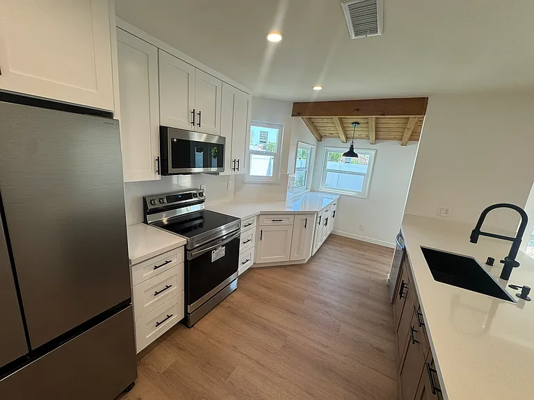 21420 Chatsworth St — Photo 10