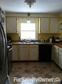 Kitchen : New paint and appliances
