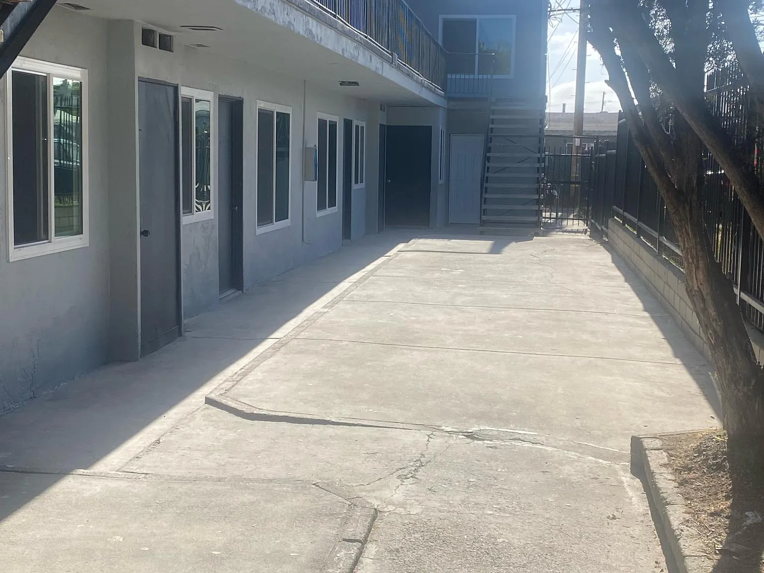 2 bed, 700 sqft, $2,300 — Photo 1