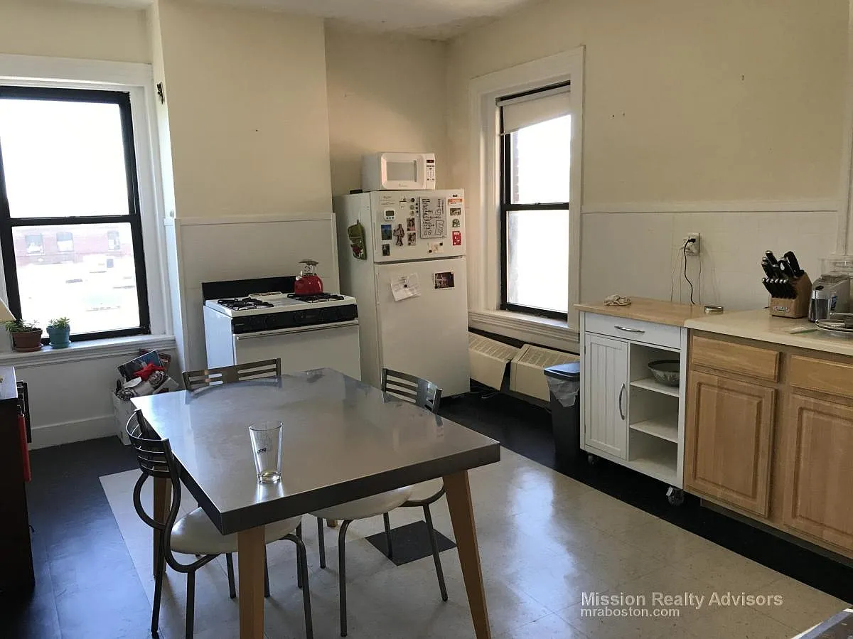 1 bed, 975 sqft, $2,350 — Photo 1