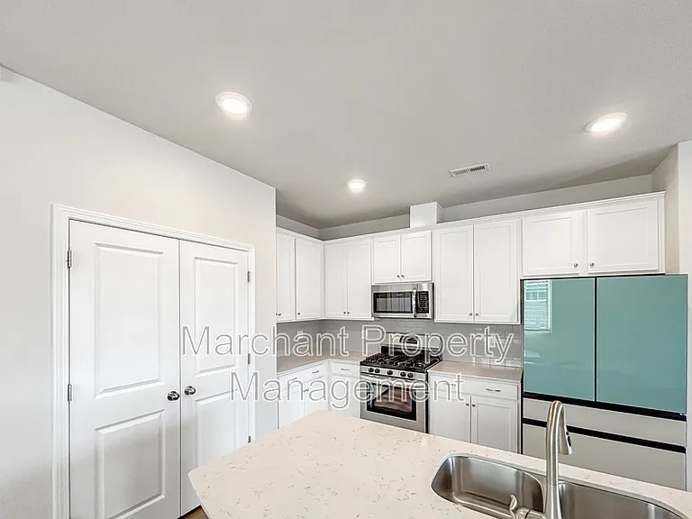 324 E Compass Way — Photo 6