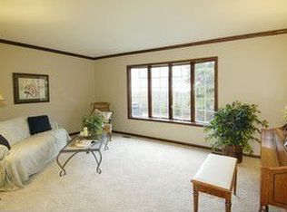 409 Wakefield Ln, Geneva, IL 60134