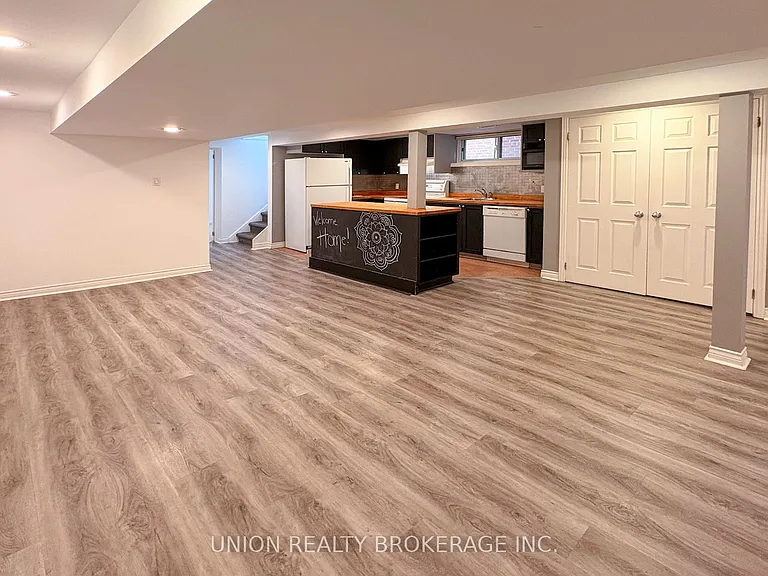 15 Blantyre Ave #LOWER — Photo 3