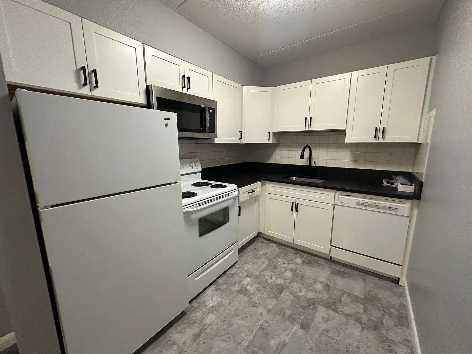 1 bed, 743 sqft, $1,950 — Photo 2