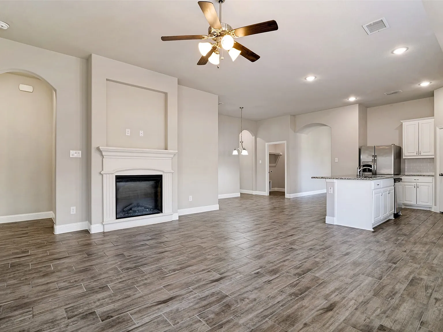 3 bed, 2.0 bath, 2120 sqft, $2,400 — Photo 3