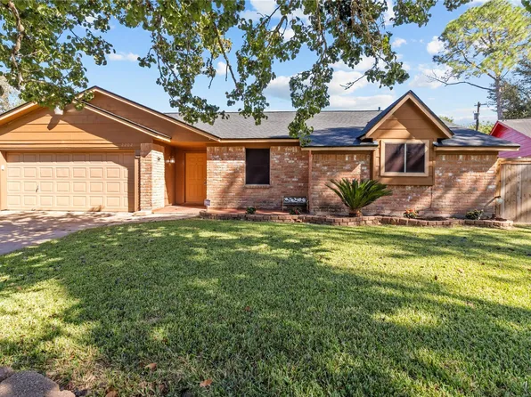 2202 Colonial Ct N, League City, TX 77573