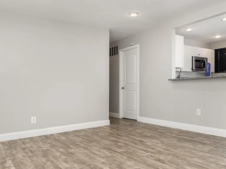 504 Hamlen Rd — Photo 4