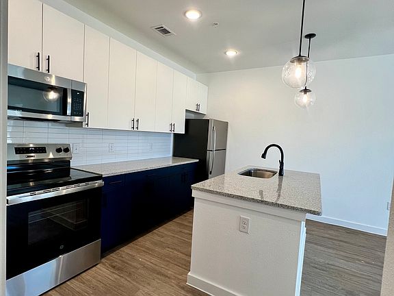 3rd image of 5330 E Parmer Ln #T/h