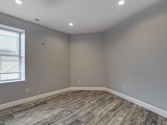 Bedroom w/ Walk-In Closet
