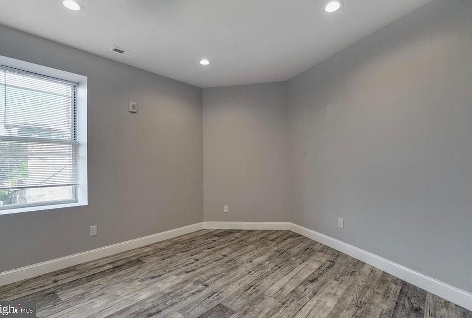 Bedroom w/ Walk-In Closet