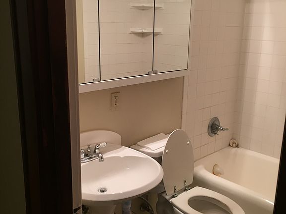 Apt 1 Bath (View 1)
