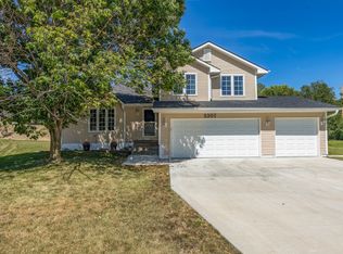 5307 E Kenyon Cir, Des Moines, IA 50320