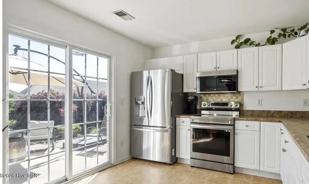 3 bed, 2.0 bath, 1233 sqft, $1,900 — Photo 4