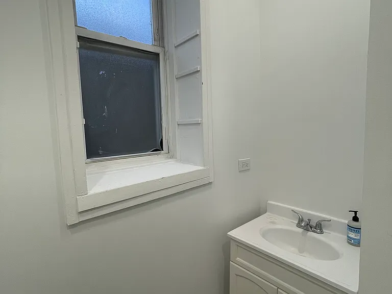 1450 W Chicago Ave #2 — Photo 15