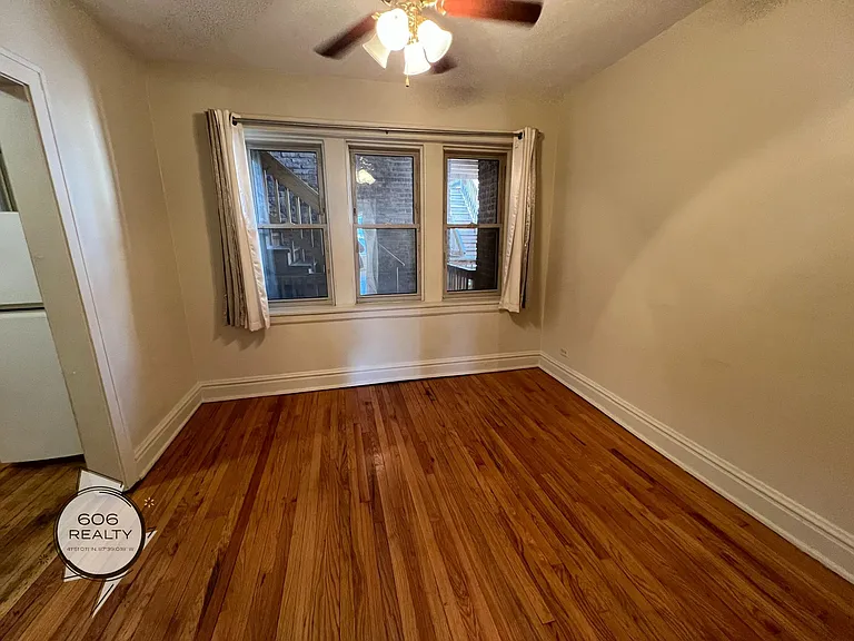 Bright and Sunny Forest Park Apts! — Photo 6