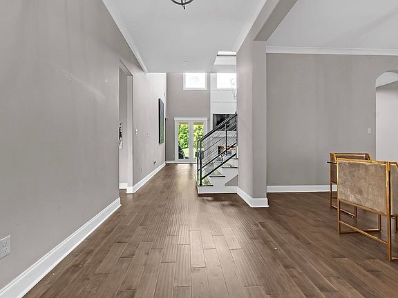 5th image of 385 Magnolia Ln