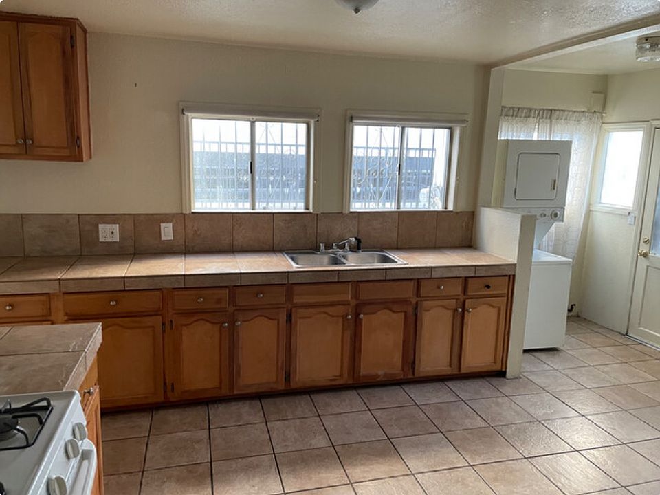2nd image of 555 N Kenmore Ave #555