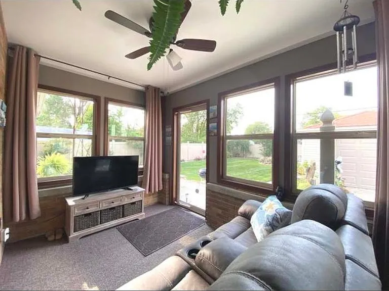 207 Toni St — Photo 2