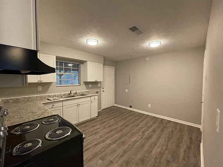 4928 Valley Dale Ct #B — Photo 3