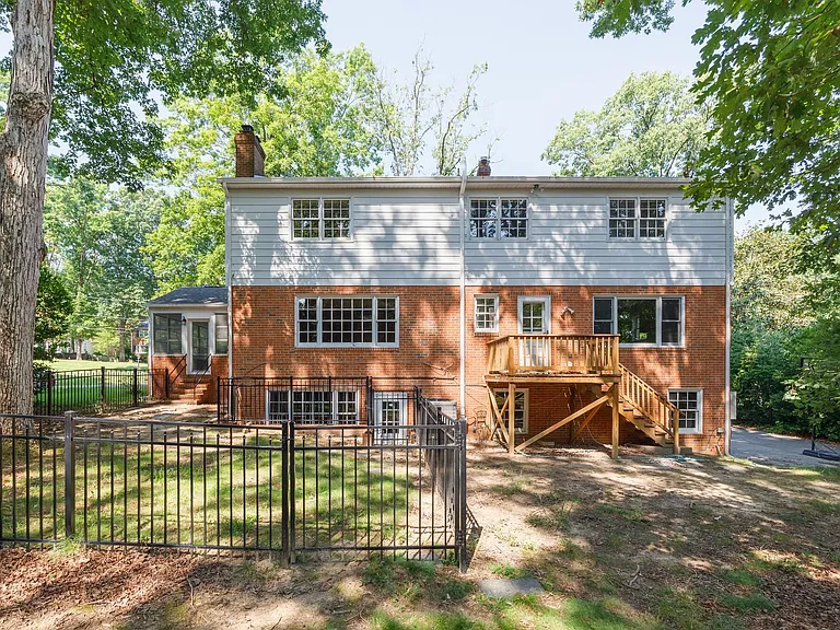 2401 Scarsborough Dr — Photo 48