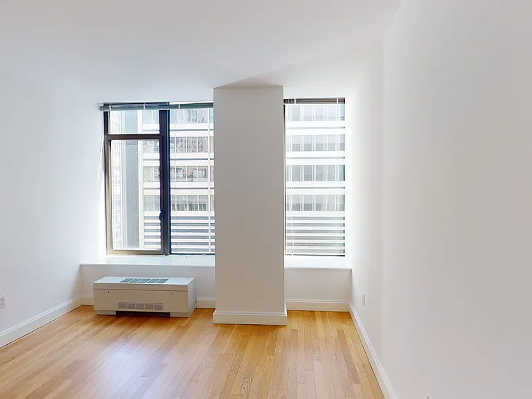 10 Hanover Square — Photo 116